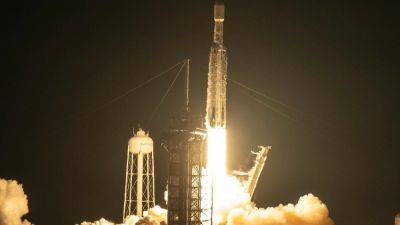 SpaceX's powerful falcon heavy rocket lofts secretive US military spaceplane into orbit - tech.hindustantimes.com - Usa - state Florida