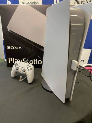 Outgoing PlayStation boss Jim Ryan presented with PS1-style PS5 at thank you party - videogameschronicle.com - Britain