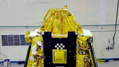 Chandrayaan 3: Vikram Lander's meticulous descent to pioneering lunar south pole touchdown - tech.hindustantimes.com - India