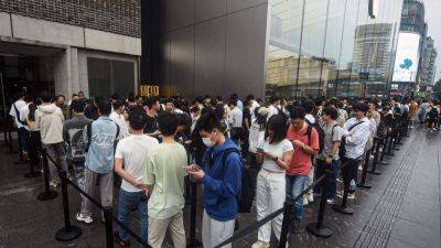 Shocking! Fighting erupts as fans battle long queues to become the first to grab iPhone 15 - tech.hindustantimes.com - China - India - city New Delhi - city Ahmedabad - city Delhi - city Mumbai