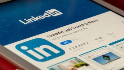LinkedIn rolls out TikTok-like video feed for professionals; Know all about it - tech.hindustantimes.com