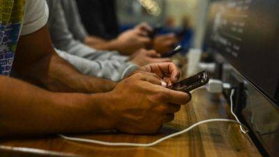 Govt Warning: Don’t use public USB ports to charge your smartphones - tech.hindustantimes.com