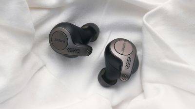 Best Valentine's Day gift ideas: 5 earbuds under 2000 for the ultimate musical experience - tech.hindustantimes.com